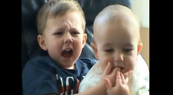 ¿Recuerdas el viral de ‘Charlie Bit My Finger’? Así lucen hoy sus protagonistas - VIDEO