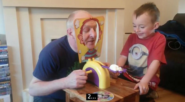 ¡Tiernos y graciosos! Mira cómo juegan un abuelo y su nieto – VIDEO