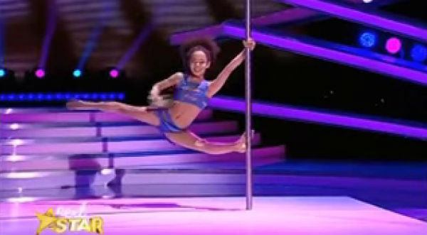 ¡Increíble! Niña sorprende con su talento para el 'pole dance' – VIDEO