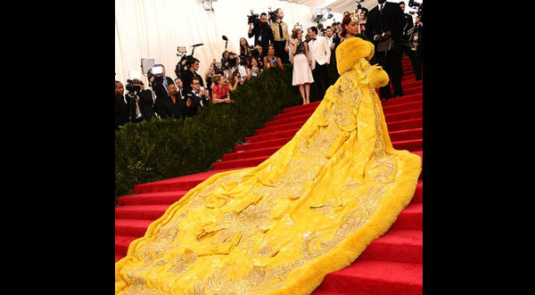 Rihanna alborotó la alfombra roja con una inusual capa amarilla- FOTOS
