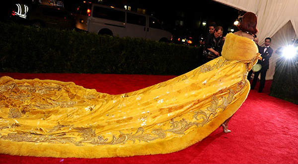 Rihanna alborotó la alfombra roja con una inusual capa amarilla- FOTOS