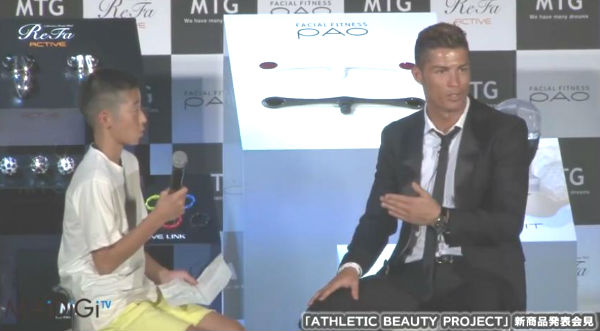 ¡Muy tierno! Cristiano Ronaldo defiende a niño japonés de las burlas – VIDEO