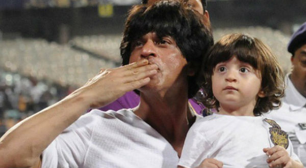 ¡Tierno! Mira cómo el actor Shahrukh Khan hace bailar a su pequeño hijo- VIDEO