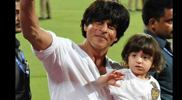 ¡Tierno! Mira cómo el actor Shahrukh Khan hace bailar a su pequeño hijo- VIDEO