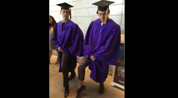 ¡Se graduaron! 	Mira las fotos de la graduación de los gemelos “Zack y Cody”