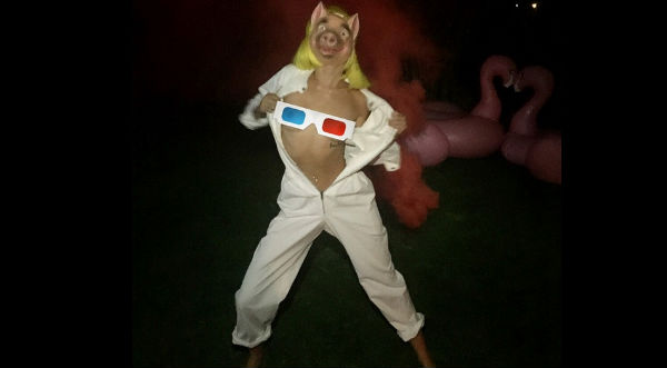 Miley Cyrus publica fotografía en topless y con máscara de chancho