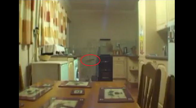 ¿Real o falso? Habrían grabado a un fantasma en la cocina de esta casa – VIDEO