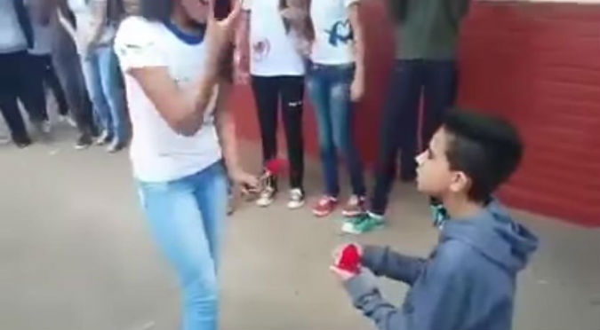 Se declaró en el colegio frente a todos pero alguien le arruinó el momento – VIDEO