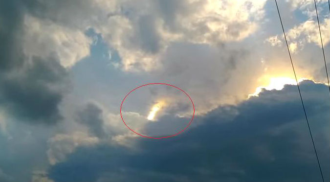 ¿Qué es? Graban extraña luz que se mueve entre las nubes – VIDEO