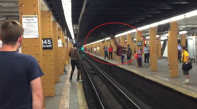 ¡Eso duele! Quiso saltar sobre los rieles del tren, pero aterriza con su… - VIDEO