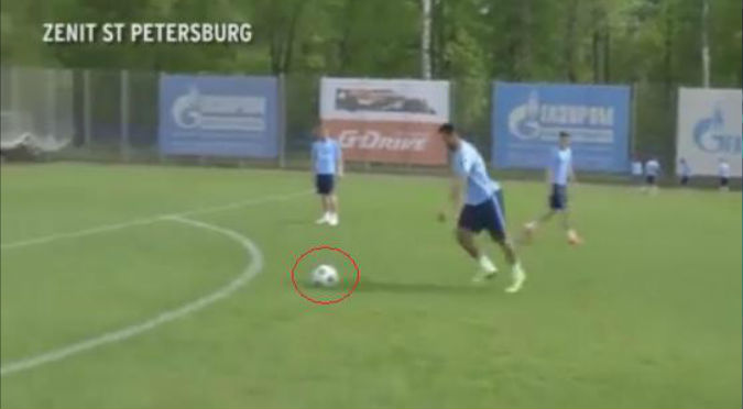 ¡Increíble! Futbolista patea un balón y lo hace explotar – VIDEO