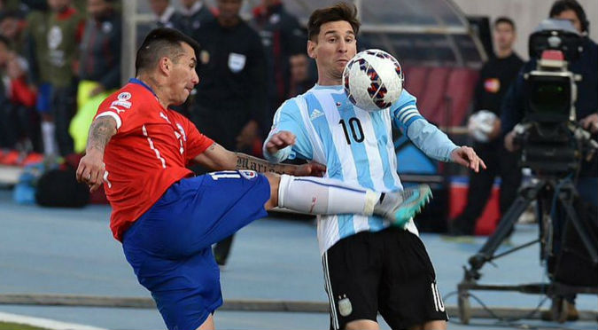 ¿Futbolista o karateka? Esta es la patada que le metió Medel a Messi - VIDEO