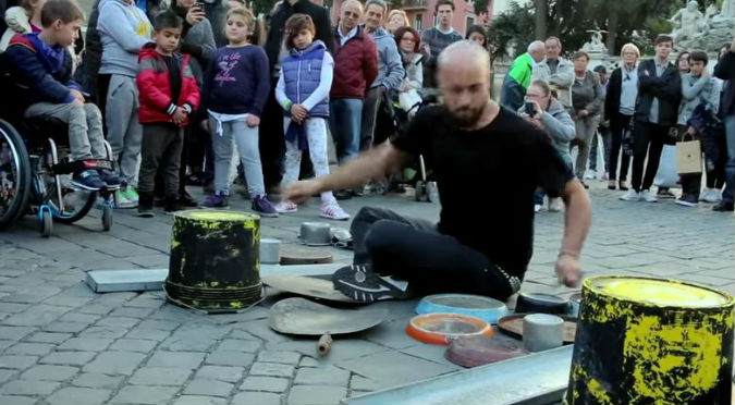 ¡Es una ‘discoteca humana’! No vas a creer cómo él toca su batería callejera – VIDEO