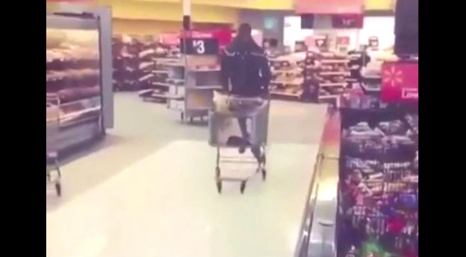 ¡Ouch! Por esto es que no debes jugar con un carrito de supermercado – VIDEO