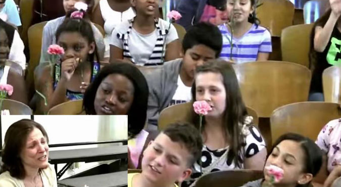 ¡Conmovedor! Coro de niños sorprendió a profesora con cáncer – VIDEO