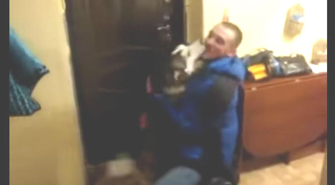 ¡Muy tierno! Mira cómo este emocionado perro recibe a su dueño – VIDEO