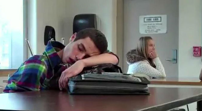 Alumno se quedó dormido en clase y su profesor le hizo una genial broma - VIDEO