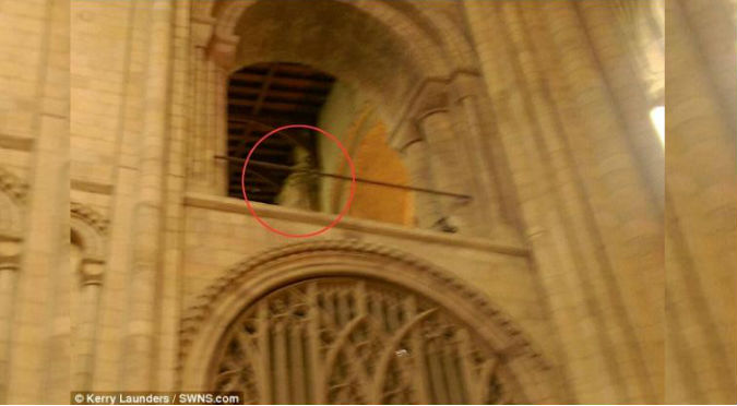 ¡Espeluznante! Fotografiaron a un supuesto obispo fantasma en catedral - FOTO