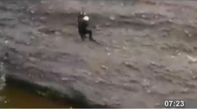 Gatito cae al río Rímac y policía arriesga su vida para salvarlo - VIDEO