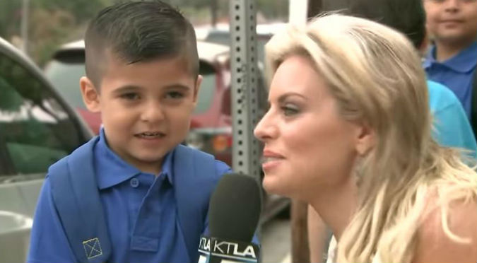 ¡Qué mala! Este niño estaba muy feliz hasta que la reportera le preguntó por… - VIDEO