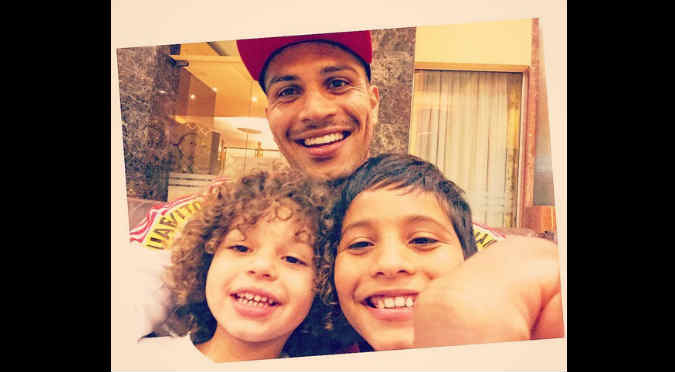 Mira la tierna foto de Paolo Guerrero con sus hijos