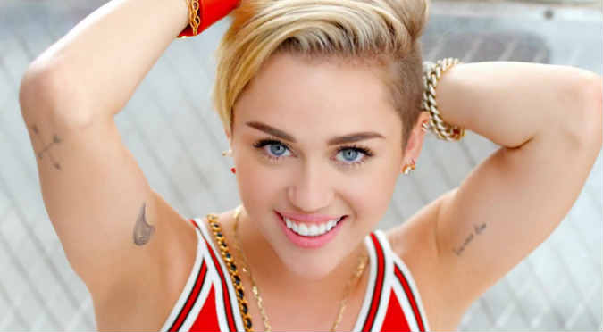 Miley Cyrus se disfraza de reportera y alborota las calles - VIDEO