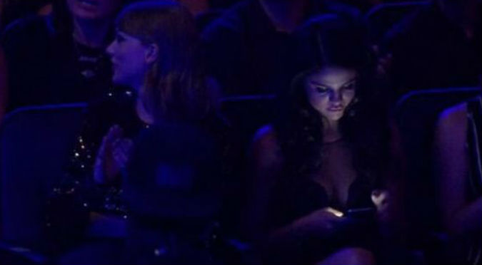 ¿Qué hizo Selena Gómez mientras Justin Bieber lloraba en el escenario? - FOTO