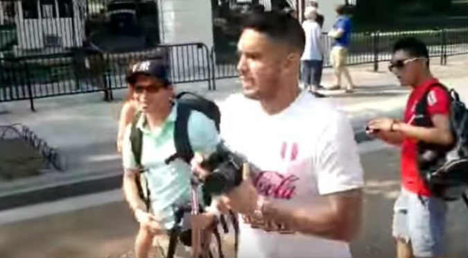 'Loco' Vargas le robó la cámara a un turista - VIDEO