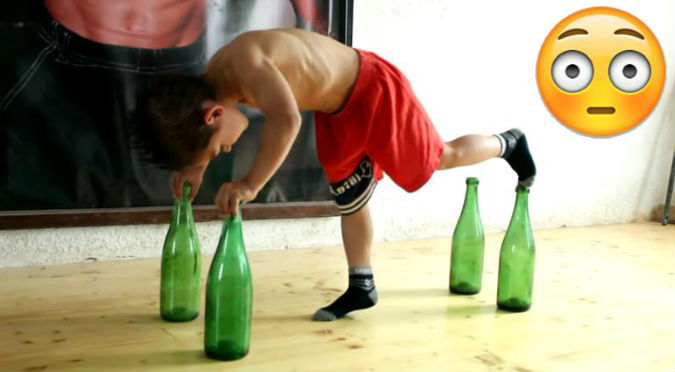 ¡Este niño nos pega! Pequeño hace ‘planchas’ apoyado en botellas – VIDEO