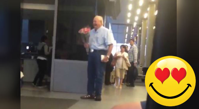 ¡Casi lloro! ¿A quién crees que espera este señor con flores y chocolates? – VIDEO