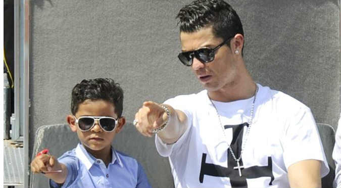 ¡Igualitos! Cristiano Ronaldo entrena junto a su hijo - VIDEO