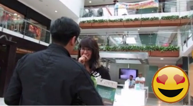¡Romántico! Esta declaración de amor en un centro comercial ya es viral – VIDEO