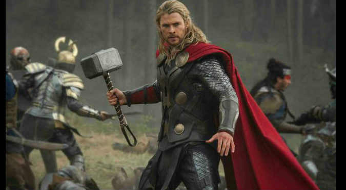 ¡Solo lo puede levantar él! Hombre creó una réplica del martillo de Thor -VIDEO
