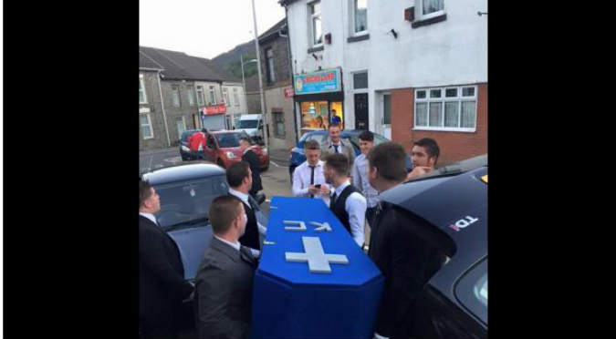 ¡Qué buena! Arman 'funeral' al amigo que los dejó por su novia -FOTOS
