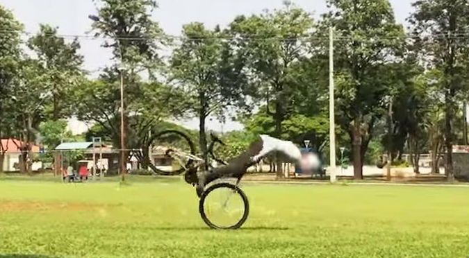 ¡JAJAJA! Esta es la mejor forma de evitar que te roben tu bicicleta – VIDEO
