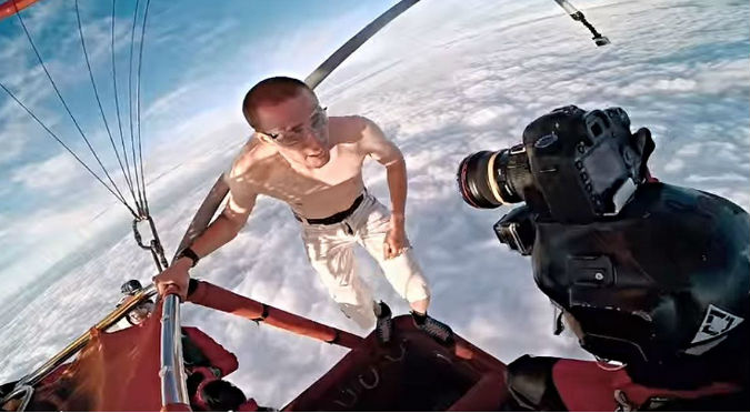 YouTube: Saltó desde un globo aerostático sin paracaídas y…