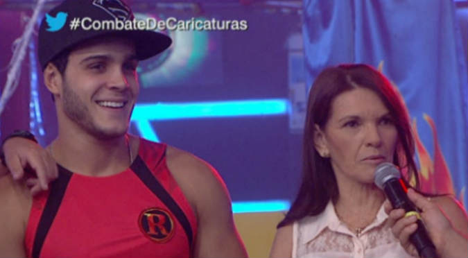 ¡Qué bacán! Mamá de Mario Irivarren se divierte con los combatientes – VIDEO