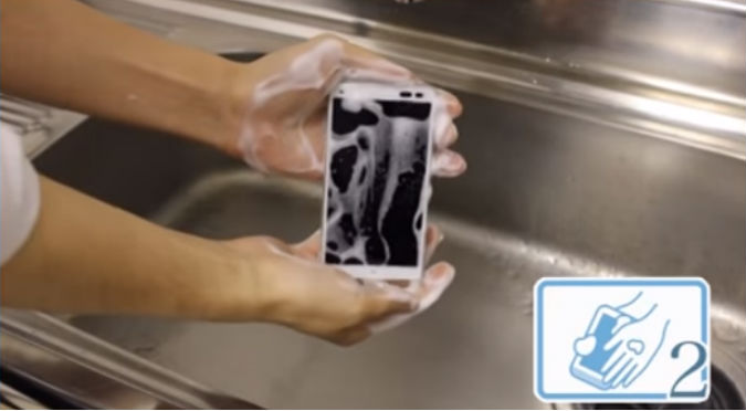 YouTube: Este es el celular que se puede lavar y ¡no se malogra!