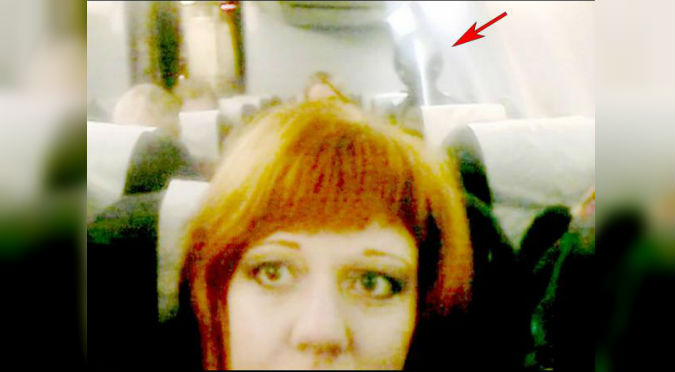 Twitter: ¿Es un alien? Chica se tomó ‘selfie’ en avión y apareció extraña figura