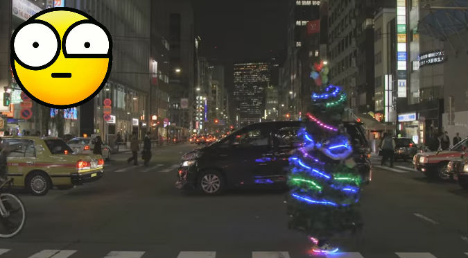 YouTube: Hombre se disfraza de árbol de navidad para llevar 'espíritu navideño' a Tokio