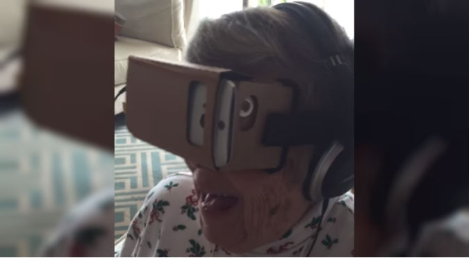 YouTube: Abuelita probó por primera vez la realidad virtual y esta fue su divertida reacción