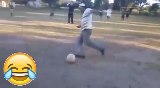 YouTube: ¡JAJAJA! Estaba borracho, entró a jugar fútbol y cuando le dieron la pelota…