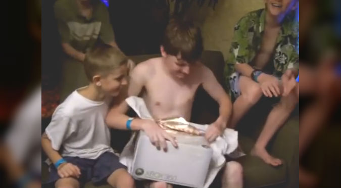 YouTube: Su padre le regaló una caja vacía de Xbox y ocho años más tarde él se vengó