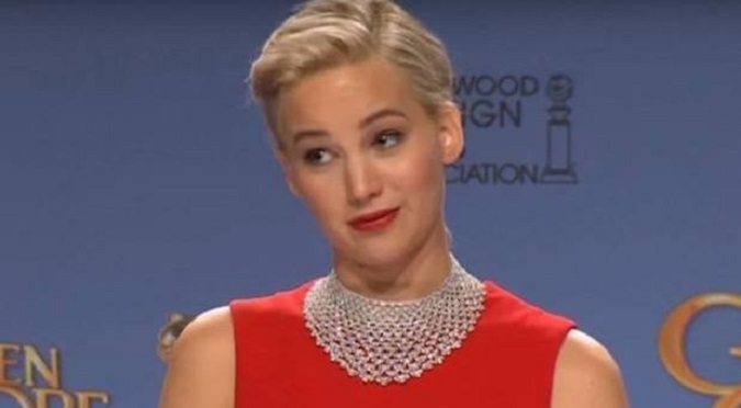 Jennifer Lawrence humilló a reportero de la peor forma - VIDEO