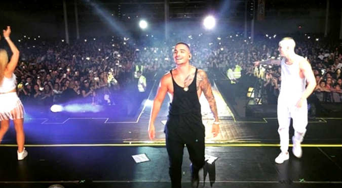 ¡Malazo! Maluma casi muere en balacera durante su concierto – VIDEO