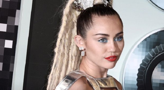 ¡La humilló! Miley Cyrus publicó lamentable foto de actriz de Tres por Tres
