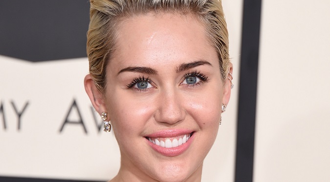 Miley Cyrus troleó a Instagram con singular topless