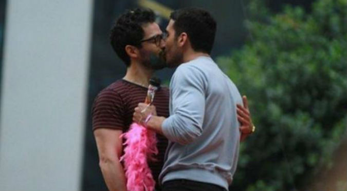¡No puede ser! 'Miguel' de Rebelde es captado besándose con otro hombre (VIDEO)