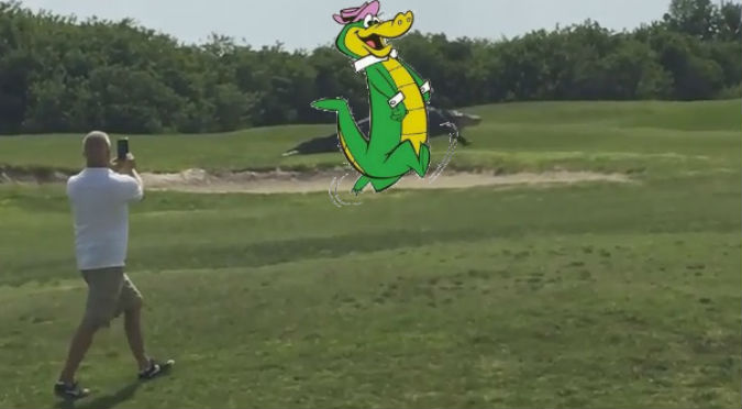 ¡Es el lagarto Juancho! Reptil gigante sale a 'jugar' golf con humanos – VIDEOS