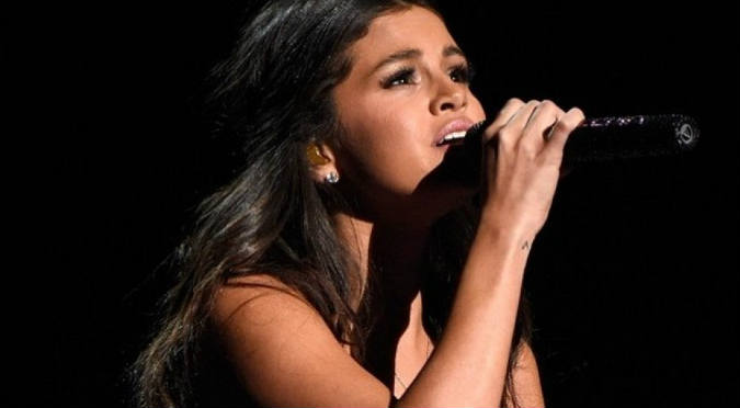 ¡Está de luto! Selena Gomez llora en pleno concierto por la muerte de un ser querido (VIDEO)